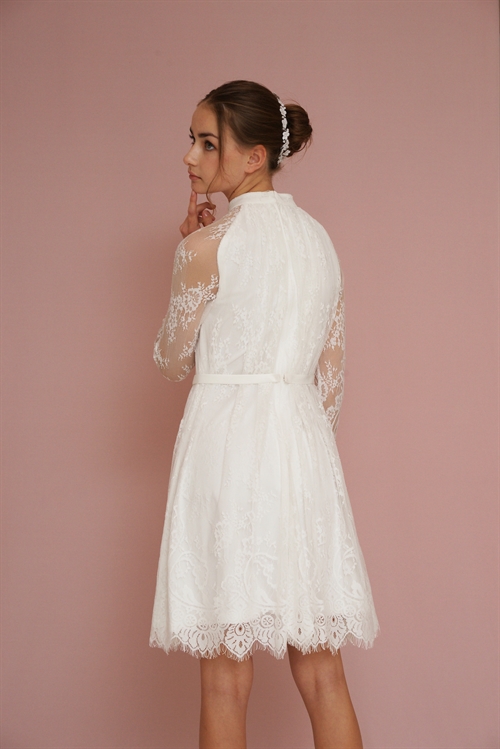 Konfirmationskjole 1906 i den fineste blonde med ærmer samt let og luftigt skørt. Dertil bælte