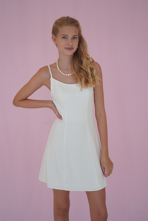 Konfirmationskjole Anna i crepe med smalle stropper - CLARÓN 2026