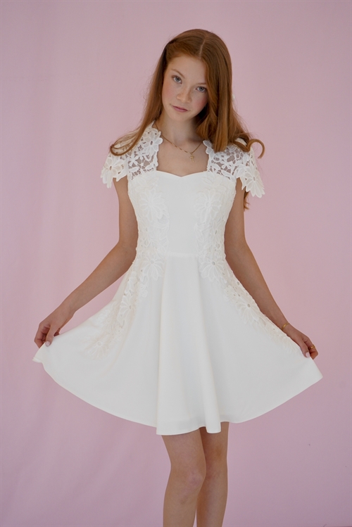 Konfirmationskjole Anisette i crepe med korte blondeærmer - CLARÓN 2026