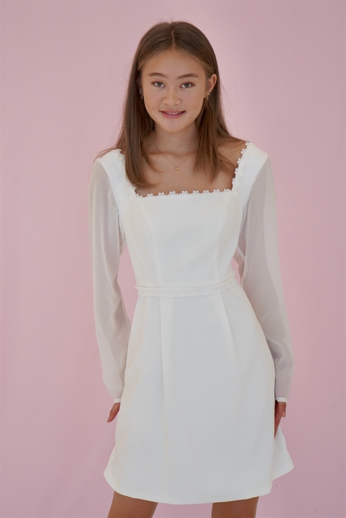 Konfirmationskjole Elina med firkantet udskæring